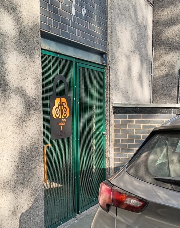 ℹ️ The resident is still waiting for any news regarding the availability of bike storage. Unfortunately, vehicle parking right in front of the bike storage entrance is causing access problems. Can @Lambeth_Council provide a solution to this issue?' #CottonGardensEstate

[📸R]