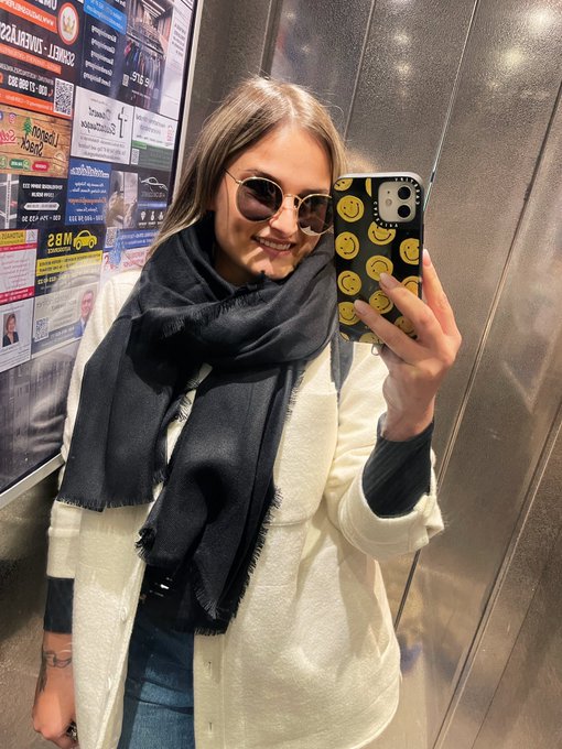 Fahrstuhl selfie 🤳 #elevator #berlin #selfie #sunglasses #rayban #happy #holly #smile #simpleme https://t<a href="/tag/elevator"class="tags">#elevator</a><a href="/tag/berlin"class="tags">#berlin</a><a href="/tag/selfie"class="tags">#selfie</a><a href="/tag/sunglasses"class="tags">#sunglasses</a><a href="/tag/smile"class="tags"><span>#smile</span></a><a href="/tag/rayban"class="tags"><span>#rayban</span></a><a href="/tag/happy"class="tags"><span>#happy</span></a><a href="/tag/holly"class="tags"><span>#holly</span></a><a href="/tag/simpleme"class="tags"><span>#simpleme</span></a>