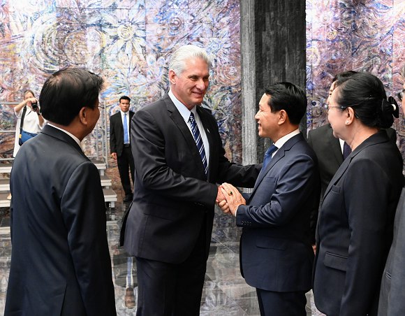 Recibio el presidente de #Cuba Miguel Díaz Canel Bermúdez al compañero Sisoulith, Secretario General del Partido Popular Revolucionario de Laos y Presidente de la República Democrática de Lao. #CumbreG77YChina #CubaG77 #AnapCuba