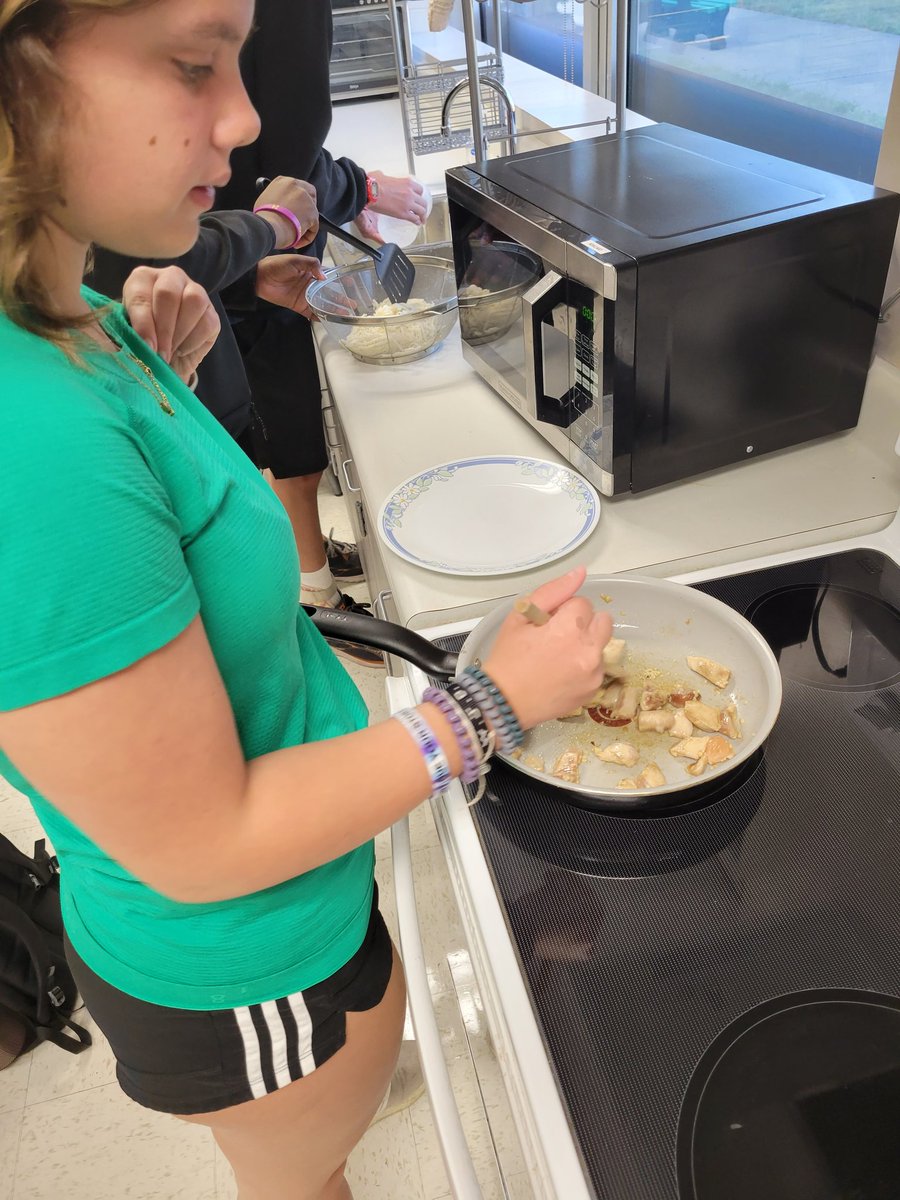 Anderson_FCS's tweet image. I&apos;m so proud!! Chow mein with chicken and veggies - HUGE success!! #handsonlearning #AHSisFamily #futurechefs