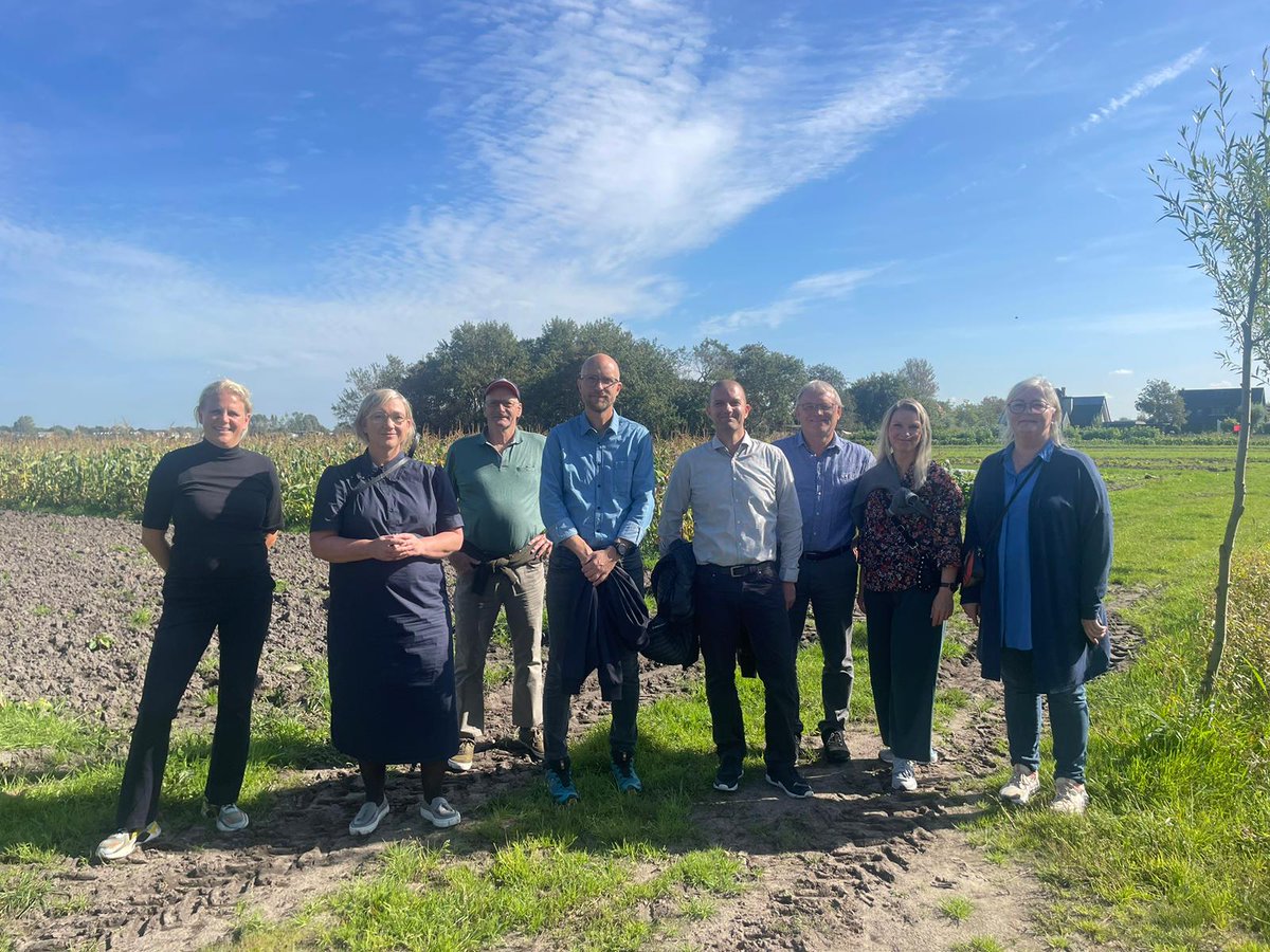 herenboeren's tweet photo. #deens #bezoek Vorige week kwam een delegatie van ambtenaren uit het Deense Viborg (@ViborgKommune) inspiratie opdoen bij Herenboeren Duinstreek! Ze bezochten in Nederland meerdere duurzame initiatieven op het gebied van wonen en landbouw. "Held og lykke" (veel succes)! 👩🌾🤝🏡 https://t.co/0RNtHE6VZA