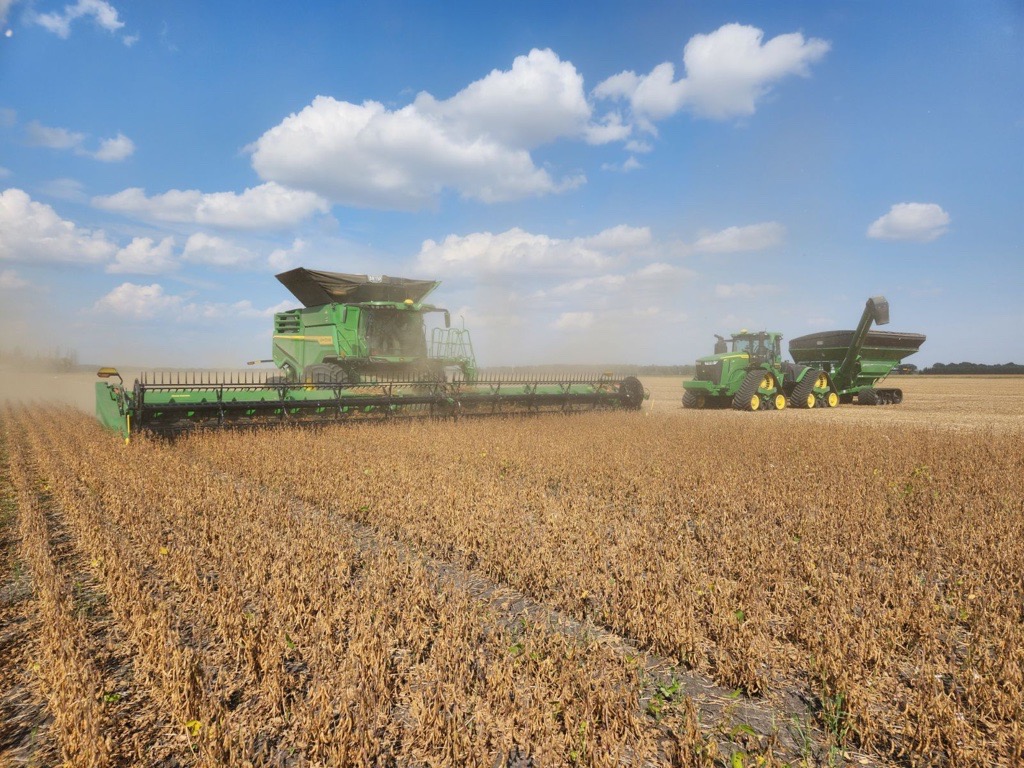 Just an X9 1000 out there crushing soybean acres, accompanied by a 9RX 590 on grain cart duty! Thanks for sharing your harvest pics with us Erickson Farms!
.
.
Photo Credit: Erickson Farms