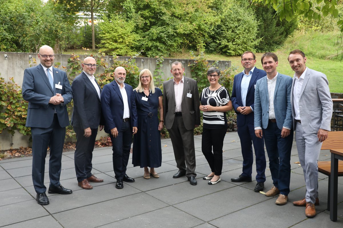 ingkhessen's tweet photo. Anlässlich der bevorstehenden Landtagswahl veranstalteten die Kammern in Hessen eine Podiumsdiskussion in der Handwerkskammer #Wiesbaden, in deren Rahmen die Fraktionen der im Hessischen Landtag vertretenen Parteien den Anwesenden zu relevanten Themen Rede und Antwort standen. https://t.co/6EayevU9Mu