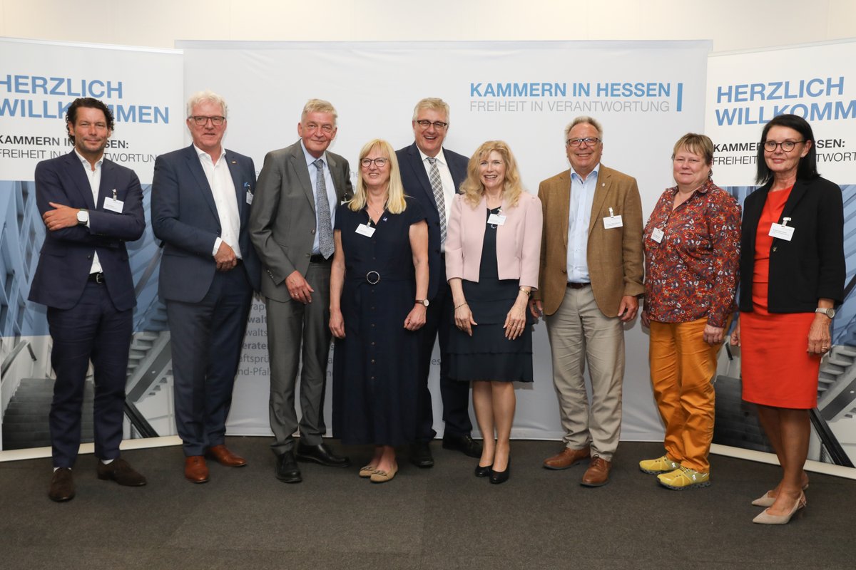 ingkhessen's tweet photo. Anlässlich der bevorstehenden Landtagswahl veranstalteten die Kammern in Hessen eine Podiumsdiskussion in der Handwerkskammer #Wiesbaden, in deren Rahmen die Fraktionen der im Hessischen Landtag vertretenen Parteien den Anwesenden zu relevanten Themen Rede und Antwort standen. https://t.co/6EayevU9Mu