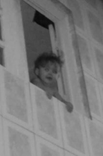 Essa foto é muito curiosa

Em 1976, milhares de pessoas foram presas no manicômio pq elas viam um bebê nessa foto.

Na realidade não existe nenhum bebê, a janela está vazia.