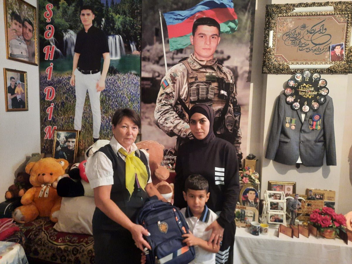 DiasporaAz's tweet photo. Diasporla İş üzrə Dövlət Komitəsinin tabeliyində fəaliyyət göstərən #Azərbaycan Diasporuna Dəstək Fondu (#ADDF) bu il ali məktəblərə yüksək balla qəbul olan və birinci sinfə gedən #şəhid övladlarını mükafatlandırıb.
📌 https://t.co/vrWgIZWpO9
#AzerbaijaniDiaspora https://t.co/d0wArC0KNv