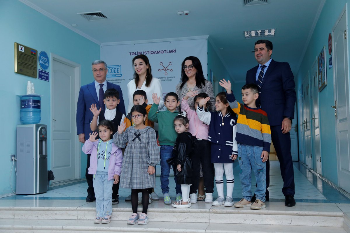 DiasporaAz's tweet photo. Diasporla İş üzrə Dövlət Komitəsinin tabeliyində fəaliyyət göstərən #Azərbaycan Diasporuna Dəstək Fondu (#ADDF) bu il ali məktəblərə yüksək balla qəbul olan və birinci sinfə gedən #şəhid övladlarını mükafatlandırıb.
📌 https://t.co/vrWgIZWpO9
#AzerbaijaniDiaspora https://t.co/d0wArC0KNv