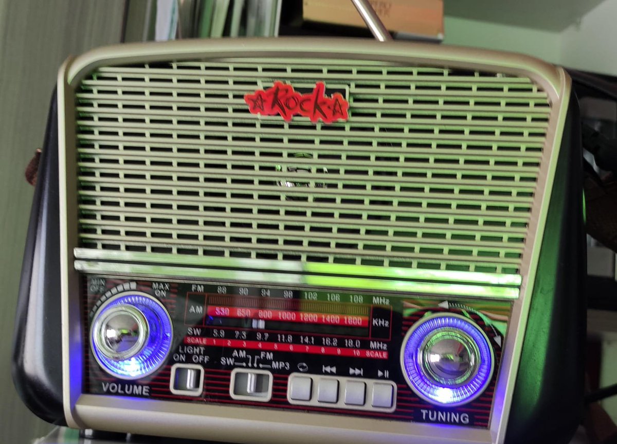 CarlosEn917Mix's tweet photo. El 14 de Septiembre se celebra el Día del Trabajador de la Radio y la Televisión. Te invito a compartir el radio, bocina, grabadora, estereo o aparato en el que nos estes escuchando. Usa #EsDechavoRock como lo hace: #JoseDavid #Lety #MagdaHdz #Jess https://t.co/ewvdVKuKlo