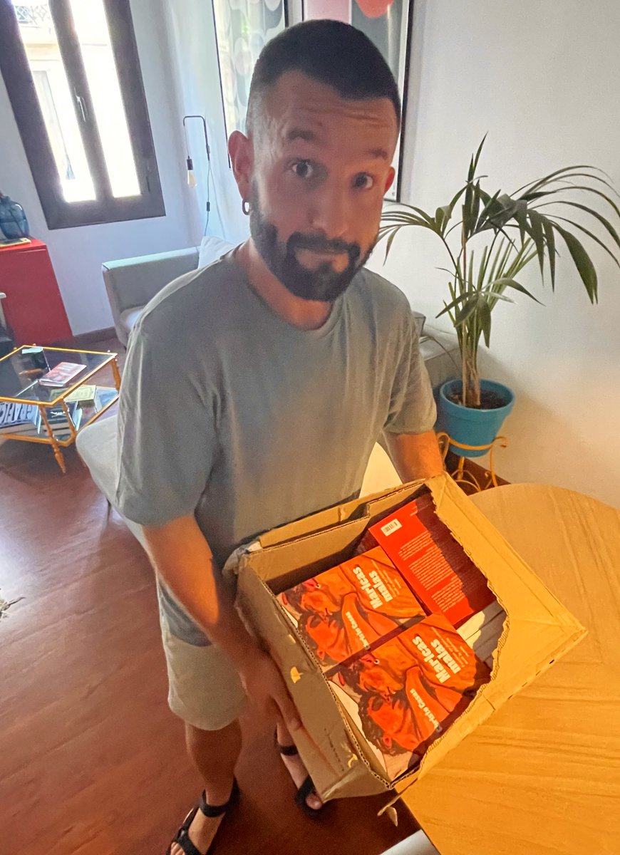 Acabo de recibir la primera caja de ejemplares de Maricas Malas para firmar y estoy 😱😱😱

Recordad que aun podeis pedir el vuestro en <a href="/MaryReadLibre/">Mary Read</a> y <a href="/libreberkana/">Librería Berkana</a> ✨