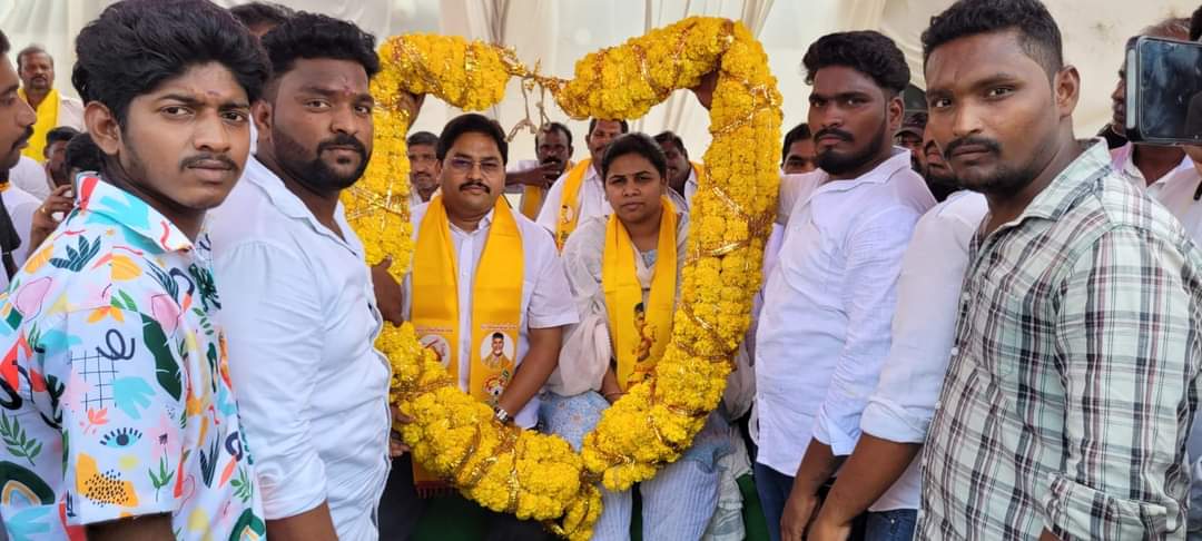 bhuma_akhila's tweet photo. NaraChandrababuNaidu  గారి అక్రమ అరెస్టు ని నిరసిస్తూ ఆళ్లగడ్డ నియోజకవర్గంలో జరుగుతున్న 2వరోజు జరుగున్న రిలే నిరాహార దీక్షలో పాల్గొన్నడం జరిగింది ఈ నిరాహార దీక్షలో జనసేన నాయకులు,జనసైనికులు మరియు పెద్ద ఎత్తున పాల్గొన్న నియోజకవర్గ ప్రజలు మరియు కార్యకర్తలు, వారికి సంఘీభావం తెలిపారు https://t.co/oCMBCOTT23