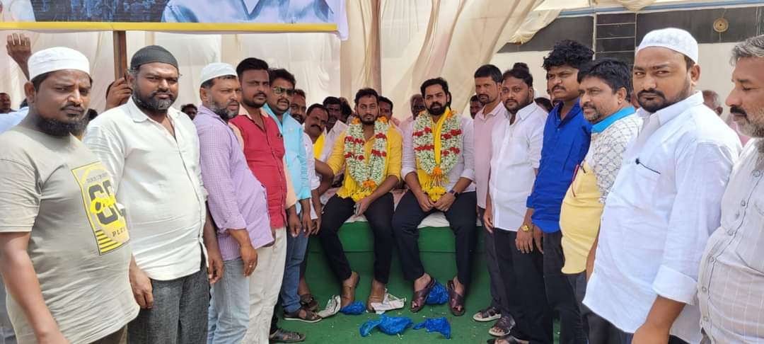 bhuma_akhila's tweet photo. NaraChandrababuNaidu  గారి అక్రమ అరెస్టు ని నిరసిస్తూ ఆళ్లగడ్డ నియోజకవర్గంలో జరుగుతున్న 2వరోజు జరుగున్న రిలే నిరాహార దీక్షలో పాల్గొన్నడం జరిగింది ఈ నిరాహార దీక్షలో జనసేన నాయకులు,జనసైనికులు మరియు పెద్ద ఎత్తున పాల్గొన్న నియోజకవర్గ ప్రజలు మరియు కార్యకర్తలు, వారికి సంఘీభావం తెలిపారు https://t.co/oCMBCOTT23