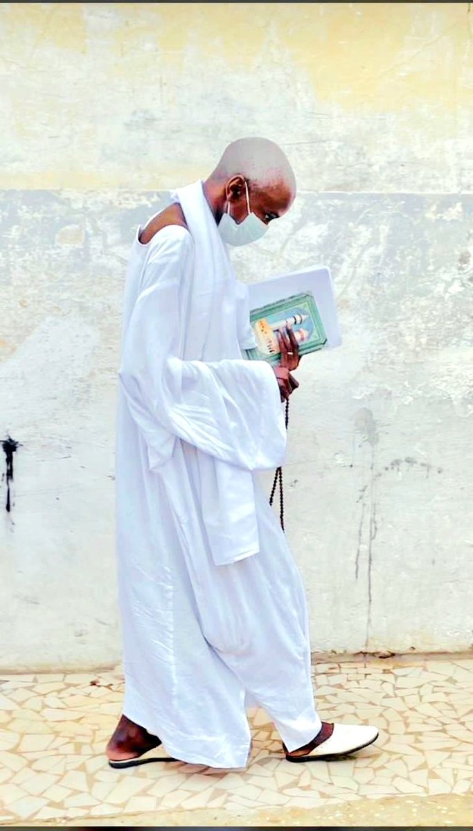 S_Naawel's tweet photo. Noo ngi fàttali mboooleem sunu mbokk taalibe yi, bis bi fi sunu jàmbaar ja bàyyikoo woon Sëriñ Abdu Rahmaan Mbàkke muy benn pan ci weeru Gàmmu nuy sàkku ci ñépp lu waay man ci ñaanal ko fii ba benn pan ci weeru Gàmmu nga def ko. https://t.co/UdlXnI4Ssf