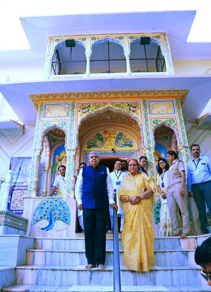 VPIndia's tweet photo. श्री भगवन्निम्बार्काचार्याय नमः

अखिल भारतीय जगद्गुरु श्री निम्बार्काचार्य पीठ, श्री निम्बार्क तीर्थ, अजमेर में दर्शन कर मन परम शांति से भर गया। 

यह प्राचीन पीठ अनादि काल से वेदों, संस्कृत और भगवद्भक्ति का प्रकाश चारों ओर फैला रही है। जगदगुरु श्री श्याम शरण देवाचार्य जी महाराज का आशीर्वाद प्राप्त किया।

यहां विराजे राधा-माधव सबके मनोरथ पूर्ण करें!