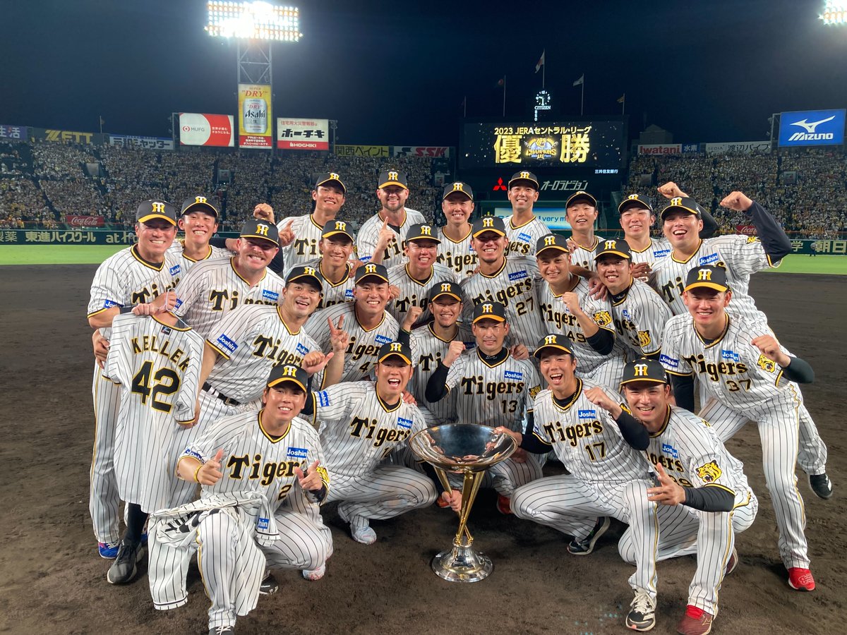TigersDreamlink's tweet photo. 優勝の歓喜の様子をお届けします②！
優勝トロフィーを掲げる選手たちです。
#阪神タイガース
#優勝
#JERAセリーグ
#ARE https://t.co/Vo9LBivY9r