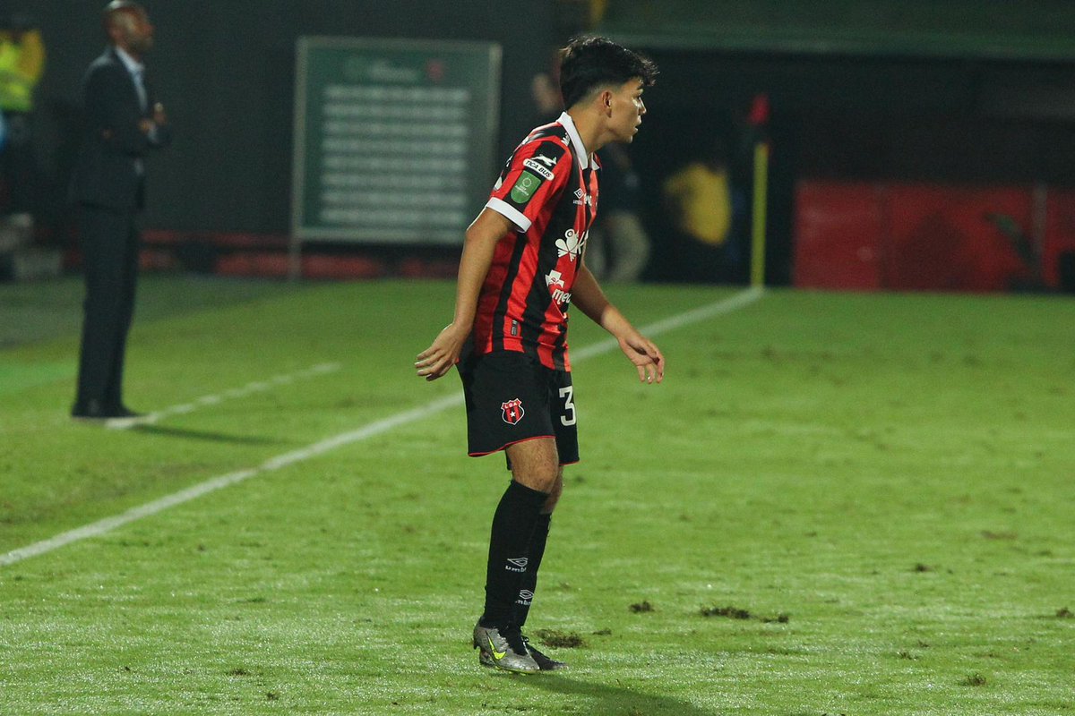 🦁🇸🇻🤩 Leonardo Menjívar debutó anoche con <a href="/ldacr/">Alajuelense</a> en la victoria de 2-0 contra el <a href="/Cartagines/">C.S. Cartaginés</a> en partido a puerta cerrada en el Estadio Alejandro Morera Soto. El salvadoreño ingresó al 86'. 

🤩🟥⬛ Alajuelense es líder del #Apertura2023 con 23 puntos.

📸 Imágenes de LDA.