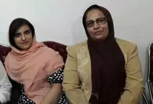 Zahra Safai & her daughter Parastoo Moini, arrested yesterday & taken to #Tehran's Evin prison. 
Ms Safai has spent a decade in #Iran mullahs' prisons on charges of supporting the #MEK . 
Ms Moini spent 3 years in prison & excluded from university following #IranRevoIution2022.