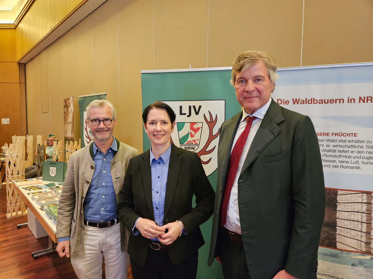 Den #Wald der #Zukunft schaffen wir nur gemeinsam. NRW-Waldbauernvorsitzender Dr. Philipp Freiherr Heereman, @MLVNRW Ministerin Silke Gorißen und LJV-Vizepräsident Lutz Schorn sind sich einig, den Nordrhein-Westfälischen Weg weiter gemeinsam zu gehen. #Waldbauerntag 2023