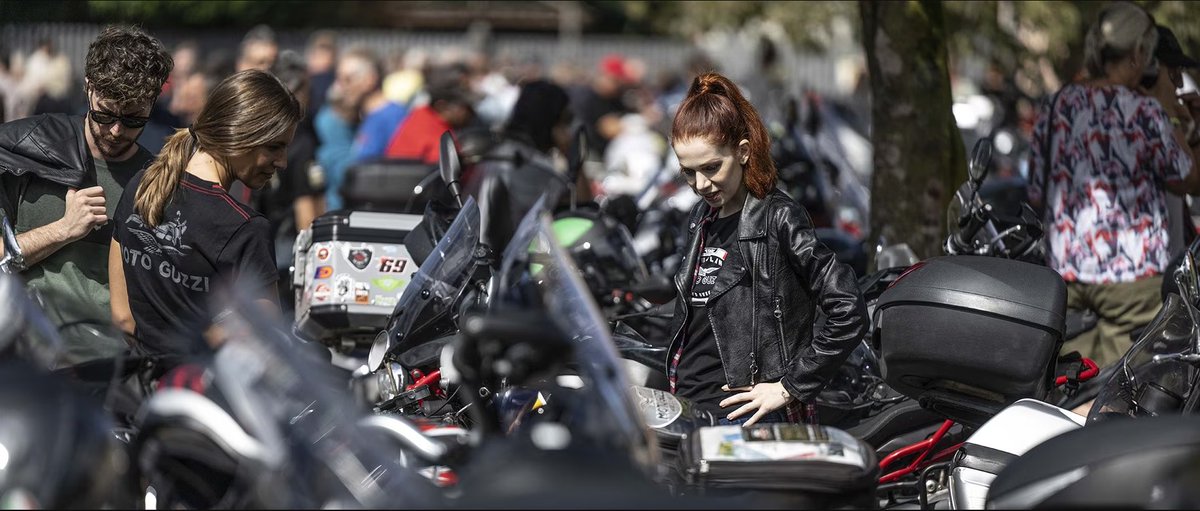 Piaggio_Group's tweet image. Moto Guzzi celebrated with about 35 thousand fans at Open House 2023 in Mandello del Lario.   For the occasion was presented the new Moto Guzzi V7 Stone Corsa🏍️
Discover more motoguzzi.com/en_EN/moto-guz…… 
#PiaggioGroup #OpenHouse23 #MotoGuzzi #V7StoneCorsa