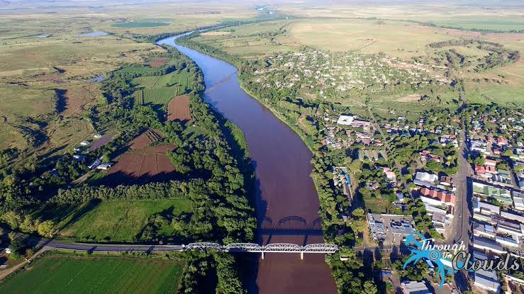 AfricaFactsZone's tweet photo. The border between South Africa and Namibia is separated by the Orange River. https://t.co/oBB52NbLHJ
