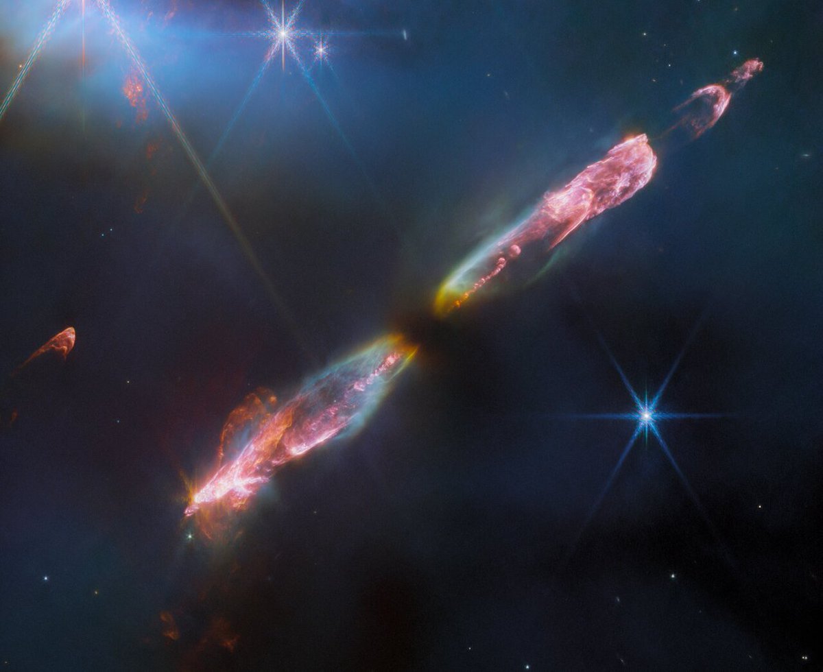 🆕 This new image from Webb features Herbig-Haro 211 (HH 211), a bipolar jet travelling through interstellar space at supersonic speeds. HH 211 is one of the youngest and nearest protostellar outflows 🧵👇