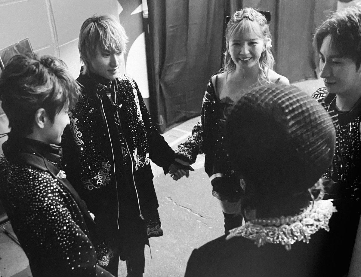 misa335_aaa's tweet photo. 2005.09.14
AAAがデビューしてから18年
2021年に1度歩みは止まってしまったけど
今でも最高で最強のグループです。

いつでも「おかえり」を言う準備は出来てます。
5人でも6人でも7人でも
メンバーがステージで揃う姿を
メンバーの声が重なる時を
いつまでも待ち続けます。

#AAA
#AAA18thAnniversary https://t.co/VLW7SKhg2N