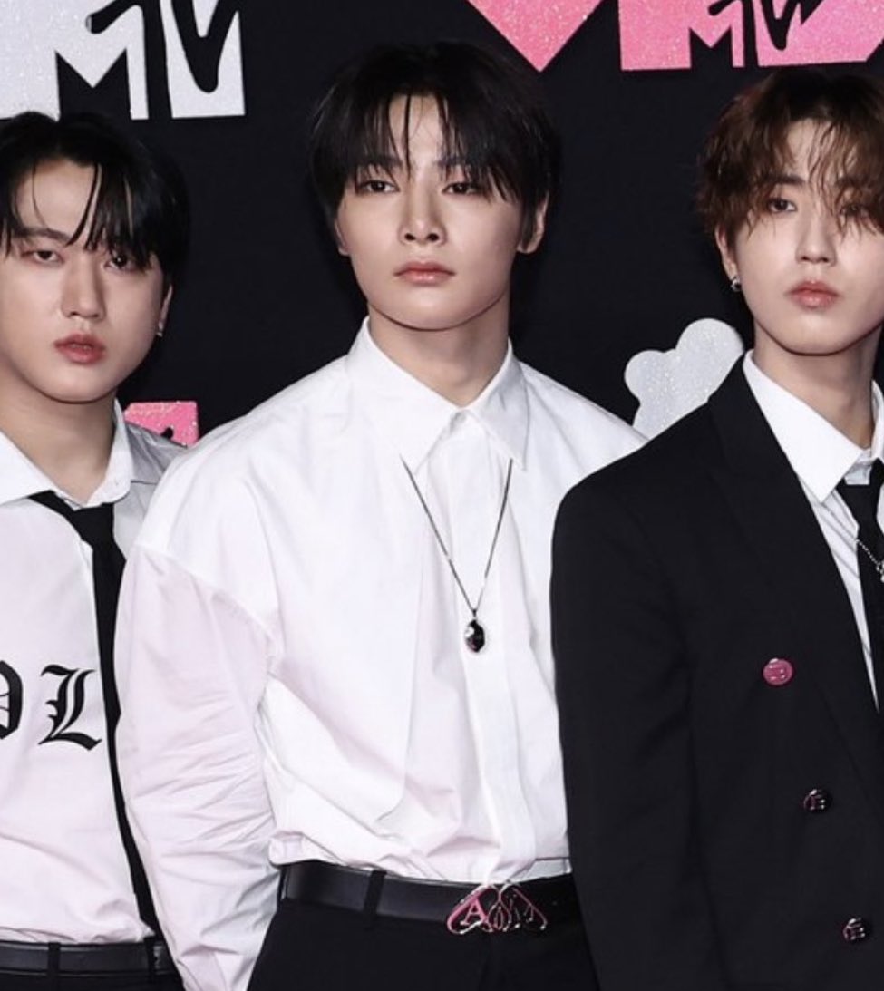 STAYS DROP THE TAGS FOR OUR I.N !!! 

I.N CHARMS AT VMAs
#INxALEXANDERMCQUEEN
#StrayKidsAtVMAs
#I_N #VMAs 
<a href="/Stray_Kids/">Stray Kids</a> <a href="/McQueen/">McQueen</a> <a href="/vmas/">Video Music Awards</a>