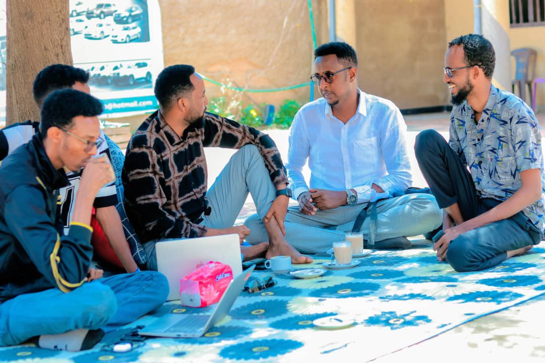 Halkani waa xafiskayaga magaalada jigjiga kol kol ayan sida dhaqanku ahaa shaaha golaha ku cabnaa waxna iska waydiinaa shaqadaan hayno #Buurgaabo #Abwanshilke #Sadaam #AbwanLiilamaash