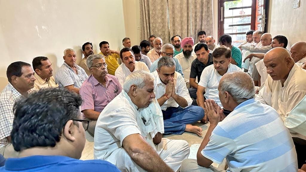 AamAadmiParty's tweet photo. .@AAPHaryana के उपाध्यक्ष @anuragdhanda ने कल J&amp;K में आतंकी हमले में शहीद हुए मेजर आशीष धौंचक जी के परिवार से मिलकर दुख साझा किया।

AAP ने CM Khattar से शहीद मेजर आशीष जी के परिवार को ₹1 Crore सम्मान राशि देने की मांग की। https://t.co/1cZKZd0VlN