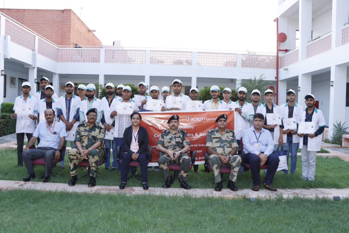 Sh Puneet Rastogi, IG #BSF Rajasthan Frontier interacted with the trainees during the closing ceremony of one-month long training on Mobile Repair at ICICI RSETI #Jodhpur.
BSF aims to enhance the career opportunities of youngsters of border area under Vibrant Villages Programme.