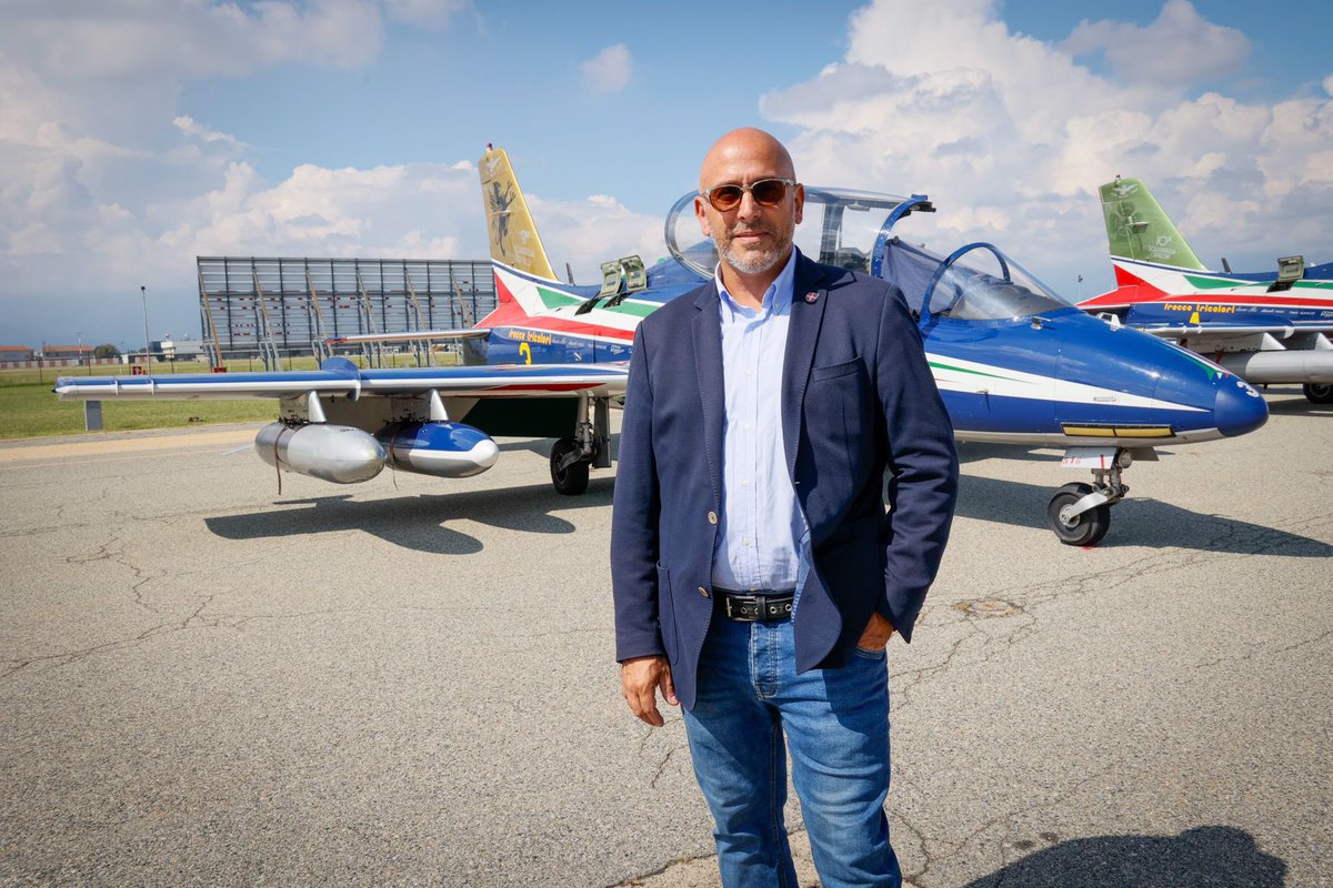 StefanoAllasia's tweet photo. di cui il nostro Paese deve andare davvero #orgoglioso. Domenica certamente daranno vita ad uno #spettacolo unico.
#aeronauticamilitare
#freccetricolori
@FrecceTricolori https://t.co/fdCJFDQAf3