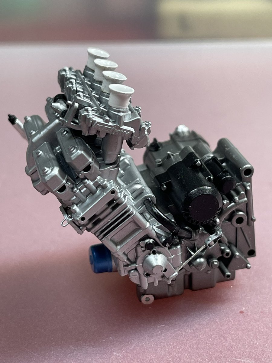yukkizx9r's tweet photo. #バイクプラモ盛上げ隊
フジミ 1/12 ヤマハFZR750 OW74 
1985 ゴロワーズソノートカラー製作状況
前作のワークスカラーFZR750に引き続きまたまたOW74の製作を開始しました⚒️
エンジンは完成✨フレーム、スイングアームは裏打ちしてサフまで終了
デカールはどっち使うかな🤔
#YAMAHA #C・サロン　#OW74 https://t.co/zJ7sz28sfe