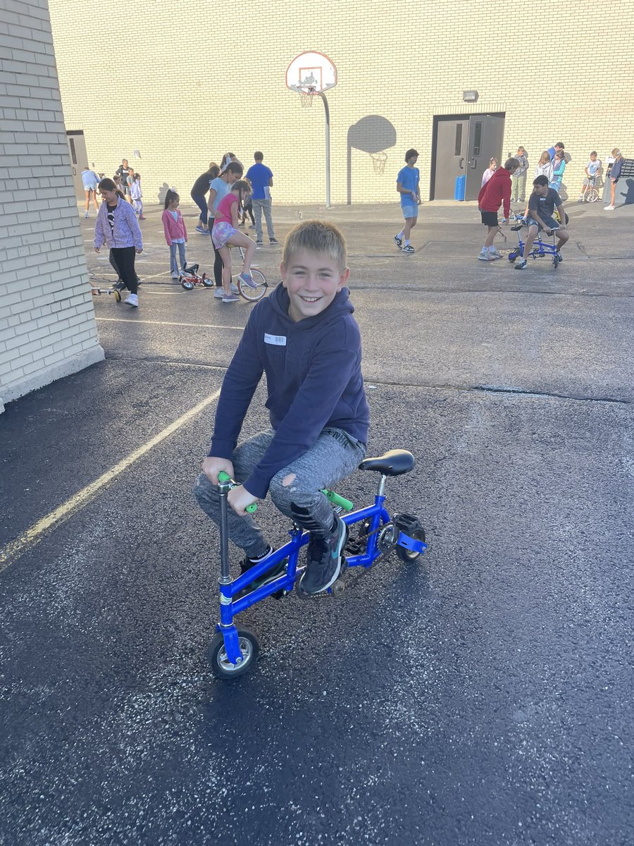 MrsMKula's tweet photo. Ta Da! Cirque Amongus Day at Pennoyer!! #pennoyerpride https://t.co/bgoeHFtqMR