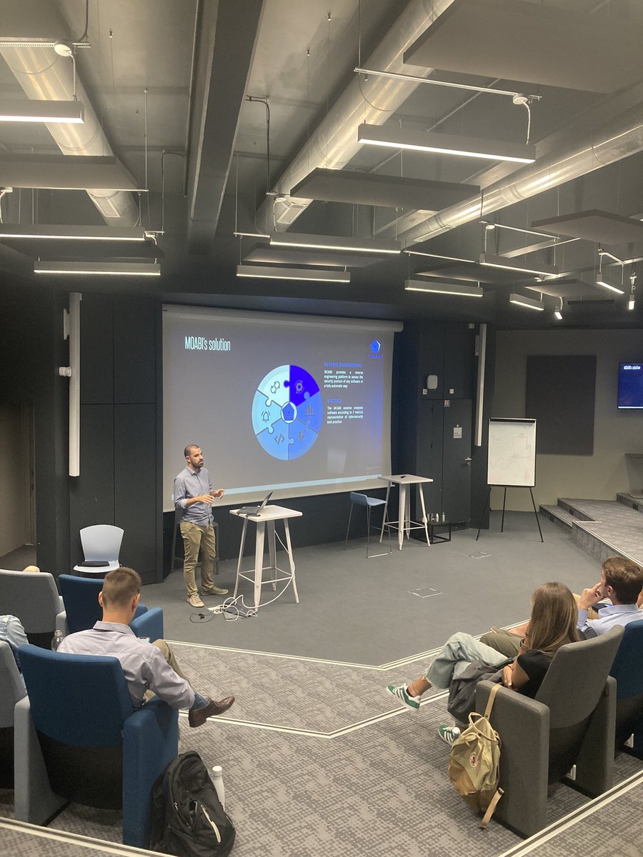 villageCASophia's tweet photo. Pitchs startups Dare &amp; Drink et @moabi_com devant la délégation italienne du groupe crédit agricole 🎯 

Cc @MistralGin https://t.co/TF99y9cXcq