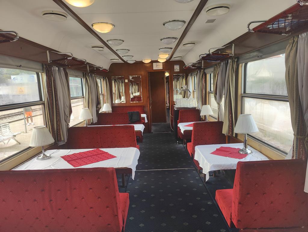 lyates_ly's tweet photo. After a surprisingly good sleep despite 2 loco changes at Ogulin and Gyékényes, we wake up on the shore of Lake Balaton with breakfast served in the historic dining car https://t.co/uuAWcOYukP