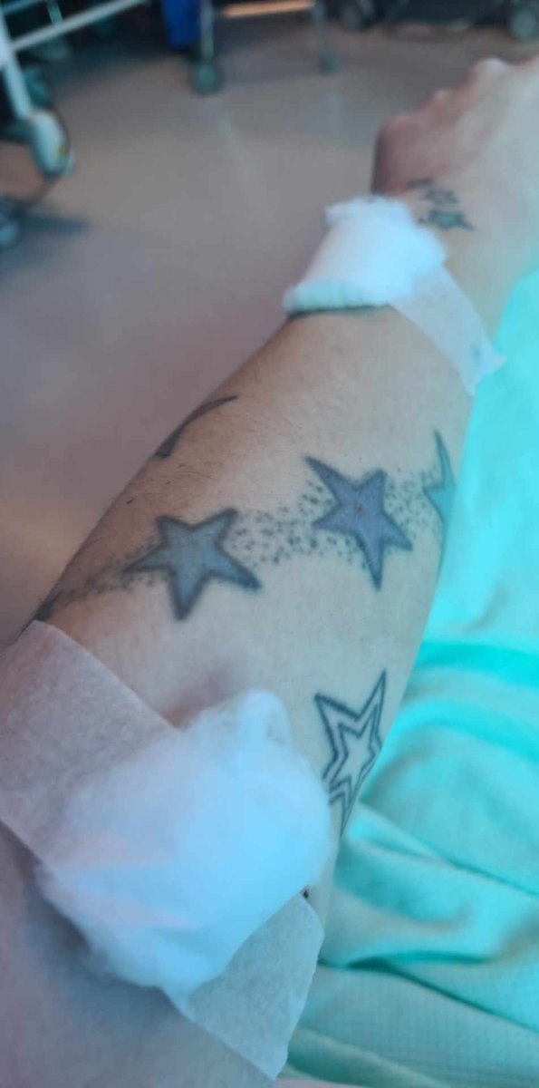 Back in hospital with bowel obstruction, pain &amp; vomiting for 5 days straight. Soooo dehydrated &amp; exhausted 😫😞 #chronicpain #chronicpainwarrior Please send cute cat photos / memes! Trying to take my blood is becoming a farce 😂🤦🏻‍♀️ #stupidveins