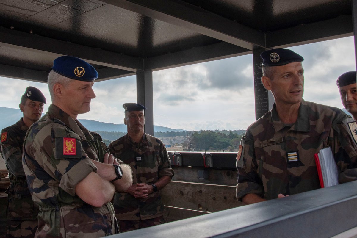 1RCA_canjuers's tweet image. Première visite de commandement du colonel HAUTREUX commandant les centres d'entraînement spécialisés du @COM_E2CIA à Canjuers.
Au programme :  démonstrations et échanges avec le personnel du #1erRCA