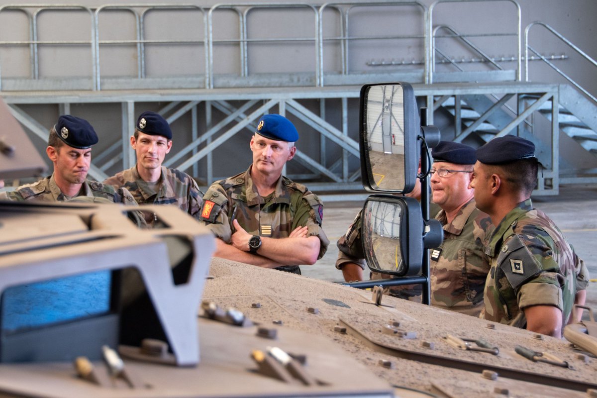 1RCA_canjuers's tweet image. Première visite de commandement du colonel HAUTREUX commandant les centres d'entraînement spécialisés du @COM_E2CIA à Canjuers.
Au programme :  démonstrations et échanges avec le personnel du #1erRCA