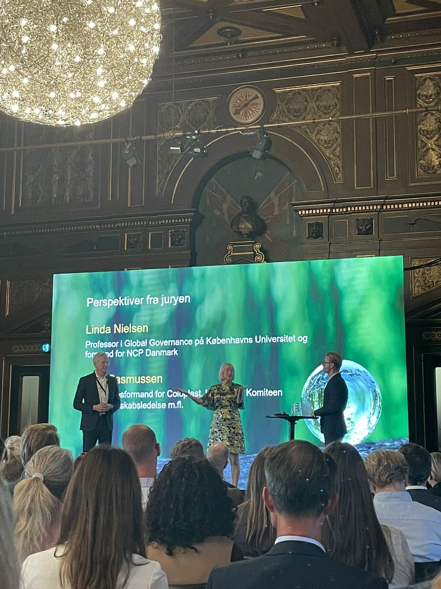 Så er vi igang med årets Sustainability Awards med @EY_Denmark hos <a href="/DanskErhverv/">Dansk Erhverv</a> med prof. Linda Nielsens take på CSRD: Jeg er vant til at læse juridiske tekster, og jeg synes også, at der er svært at forstå #dkpol #ESG