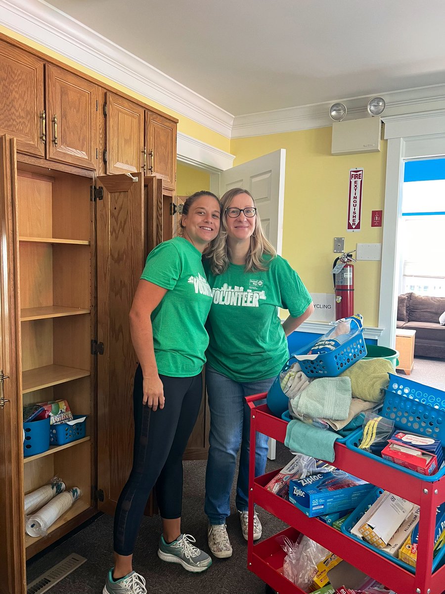 UnitedWayGLV's tweet photo. Volunteers from @AndesaServices & @GSRN making an impact on #DOC2023 at @Camelot4child — cleaning up the playground & organizing indoors 🌎💙 #LIVEUNITED #DayOfCaring https://t.co/ytypiCnO1Y