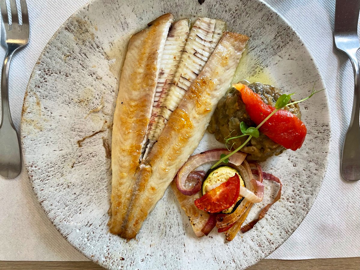 joukesp's tweet photo. #OffToFrance #FarewellLunch #WednesdayLunch #Cahors
Main: Sole Meunière for Htje & Filet of Duck for me. Changed wine to entry Cahors of Ch. Ponzac: Maintenant ou jamais ‘22 (very good!).
No dessert for Htje, Tartelette sablée aux framboises & pistaches + coffee for me!
2/3 https://t.co/KtJpWyNxpi