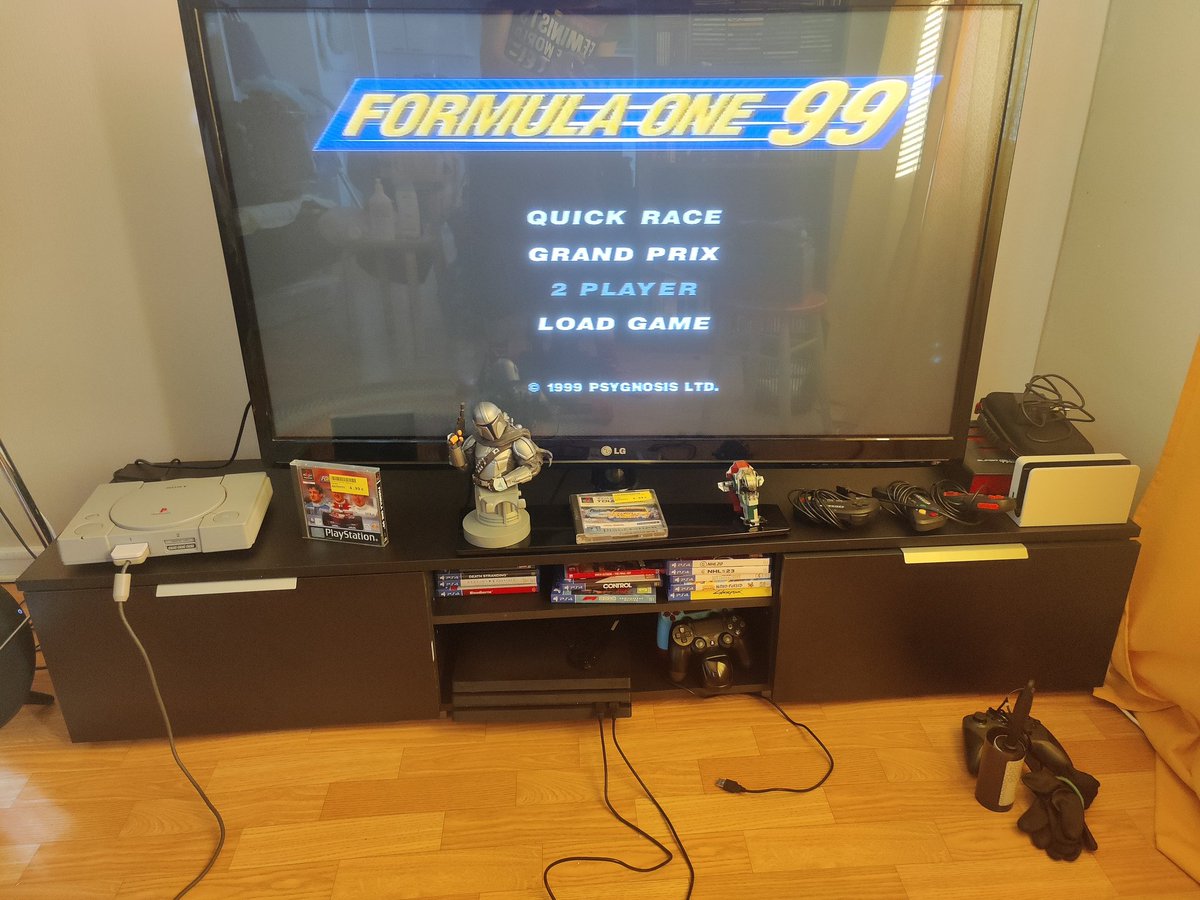 Oddfellow90's tweet photo. #ps1 saapui postista. #F199 oli hommattuna valmiiksi @PuolenkuunPelit . Tästä se lähtee. Luultavasti kausi käyntiin esimerkiksi Minardilla tai BAR ja Villeneuve. Toki voisi käydä korjaamassa historiaa ja ottaa Schumin ja Ferrarin ❤️ https://t.co/tZDkINuIBh