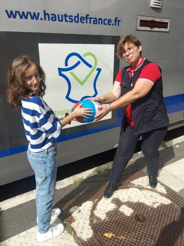 Aujourd’hui, jour de match à Lille 🏉, les cheminots du @TERHDF partagent leurs valeurs,
Fiers de collaborer à cet évènement mondial, car ils partagent avec le rugby des valeurs humaines, de solidarité et d'engagement.
#RWC2023