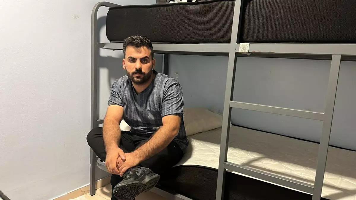 COMPARTIU, MOLT URGENT!

Mohammad Rahmatinia, la seva dona Zeinab –embarassada de dos mesos– i el seu fill de 7 anys estan a punt de ser deportats a l'Iran des de l'aeroport de Barcelona per decisió de les autoritats espanyoles.