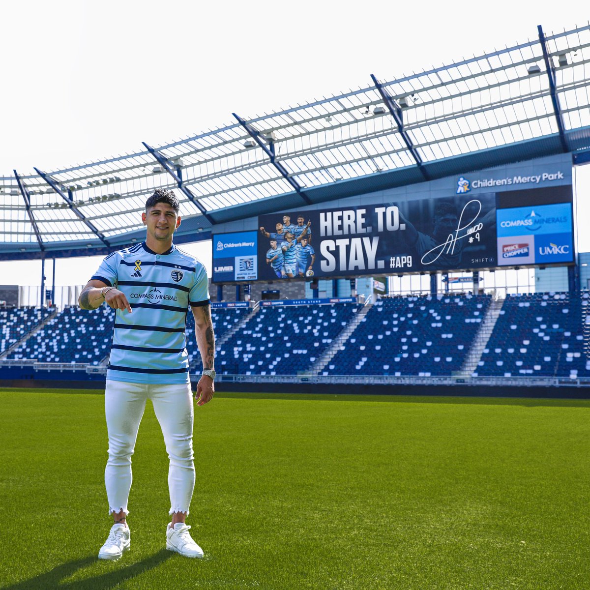 SportingKC's tweet photo. His City. 
His home. 
Se queda aquí. 

#SportingKC | @alanpulido https://t.co/iO0T1V3Rel