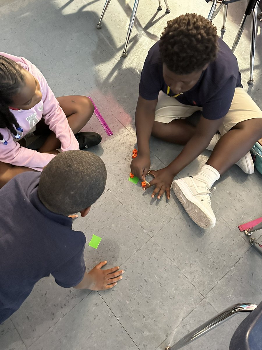 furstin3rd's tweet photo. STEM thinking this morning in 4th grade 💡🧪🧬 trying to move snap cubes only with a rubber band and a ruler- so many different ideas from these creative kiddos 🤍 @TransformHCPS @oakparklions @WeAreHAEST https://t.co/S1FWbTLx11