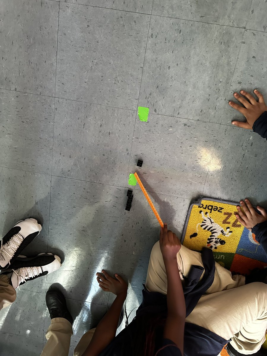 furstin3rd's tweet photo. STEM thinking this morning in 4th grade 💡🧪🧬 trying to move snap cubes only with a rubber band and a ruler- so many different ideas from these creative kiddos 🤍 @TransformHCPS @oakparklions @WeAreHAEST https://t.co/S1FWbTLx11