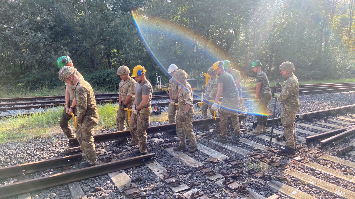 507stre's tweet image. Ex TURNOUT 23. Its not all heavy plant work and gadgets, the team are refurbishing a set of points by hand with a section of 🇬🇧🇮🇹🇳🇱 troops, lifting out rail the old fashioned way.
#railwaysoldiers #sappersmart #strongertogether
@8EngrBde @170_Engineers @12_FS_Engr @Proud_Sappers