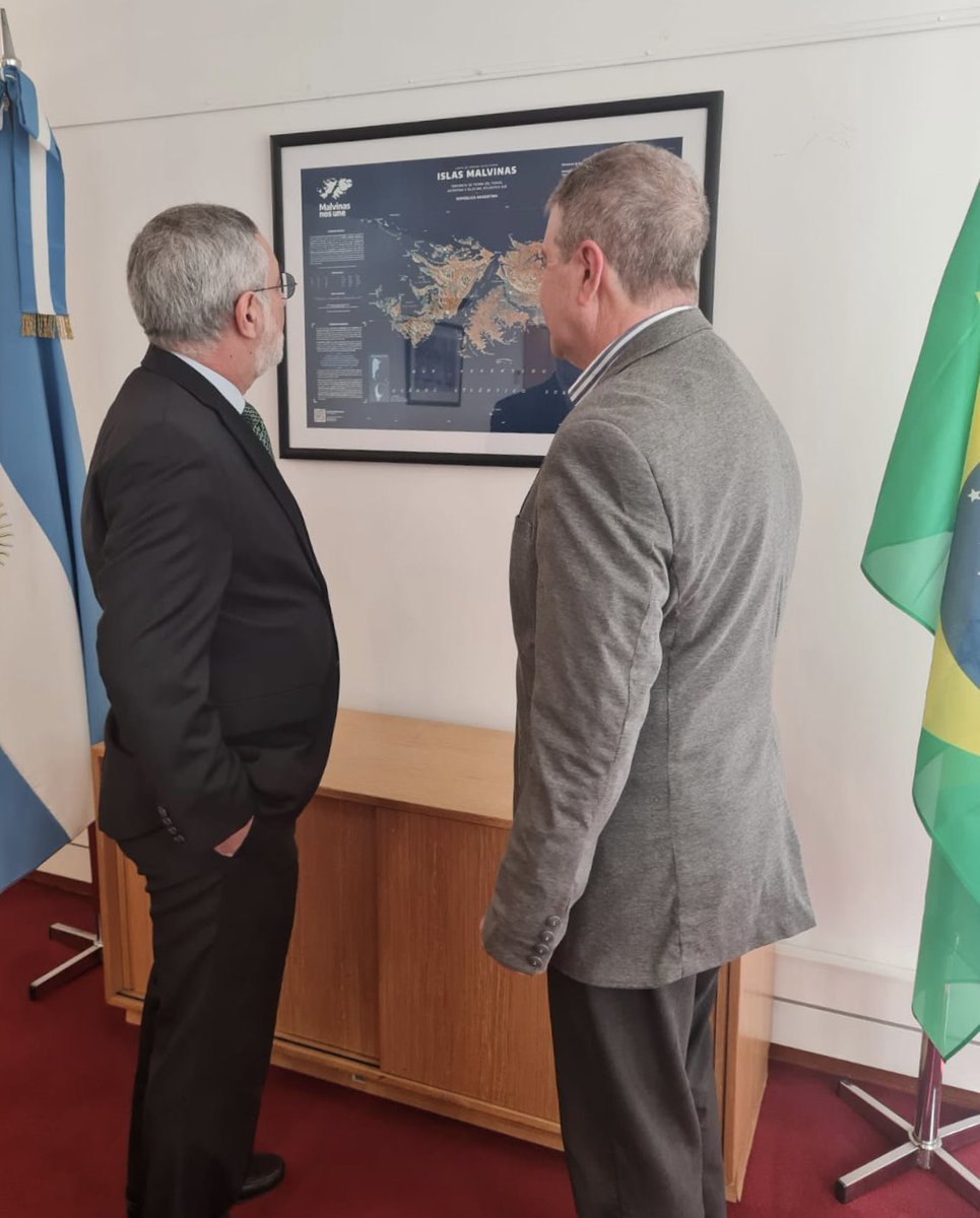 LAS MALVINAS SON ARGENTINAS
“Desde 1833, apoyamos los legítimos derechos de la Argentina sobre las Islas Malvinas. En visita a la <a href="/CONAE_Oficial/">CONAE</a>, he podido renforzar esa posición histórica del Brasil.”

Julio Glinternick Bitelli, Embajador