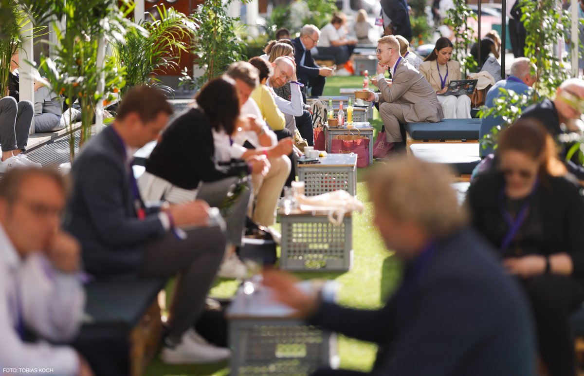 bdkom's tweet image. In der Pause das sonnige Wetter genießen und kurz entspannen🌞. Denn um 17:20 Uhr geht es weiter: Die Finalistinnen des BdKom Talent Award präsentieren ihre Abschlussarbeiten.

#KKongress23 #Pause #Sonne