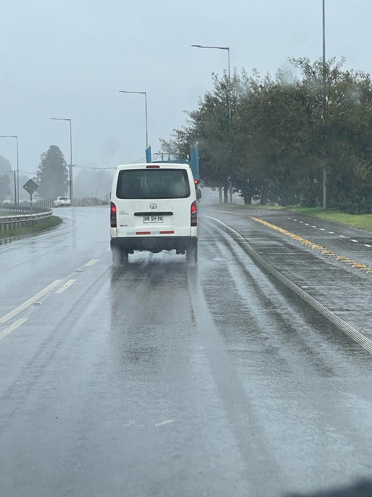 felipejerez2005's tweet photo. Este furgon abandono dos perros en la carretera de Valdivia a Antilhue. El furgón con patente BGSH26-5, a nombre de Marcelo Mundaca Rauschenbach! #ValdiviaCL #ProtecciónAnimal  #LeyCholito🐾 https://t.co/1rcaHtB3zs